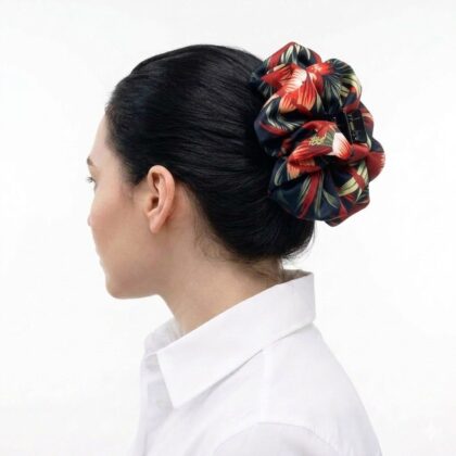 Satin hair klammer SANDRA με squared floral pattern σε red, green και black αποχρώσεις. Χειροποίητο σύγχρονο statement αξεσουάρ.