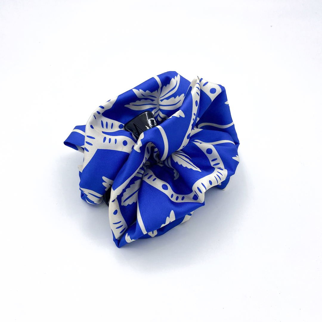 Satin hair klammer TARIFA με Hawaiian palms pattern σε royal blue και ιβουάρ αποχρώσεις. Χειροποίητο resort statement αξεσουάρ.