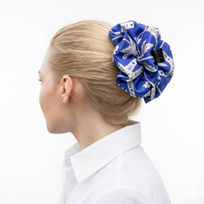 Satin hair klammer TARIFA με Hawaiian palms pattern σε royal blue και ιβουάρ αποχρώσεις. Χειροποίητο resort statement αξεσουάρ.
