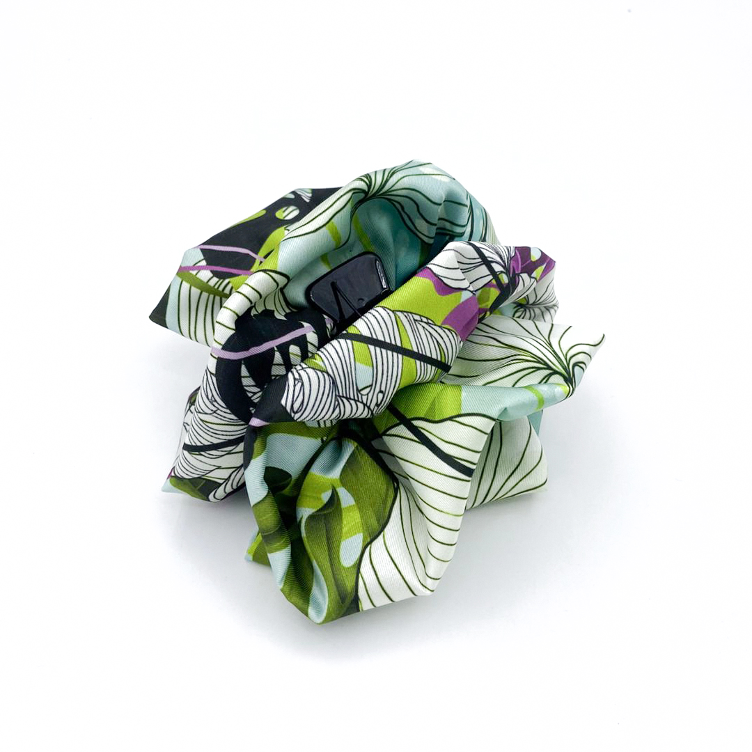 Satin hair klammer UBERTA με monstera leaves pattern σε green, mint και violet αποχρώσεις. Χειροποίητο botanical statement αξεσουάρ.