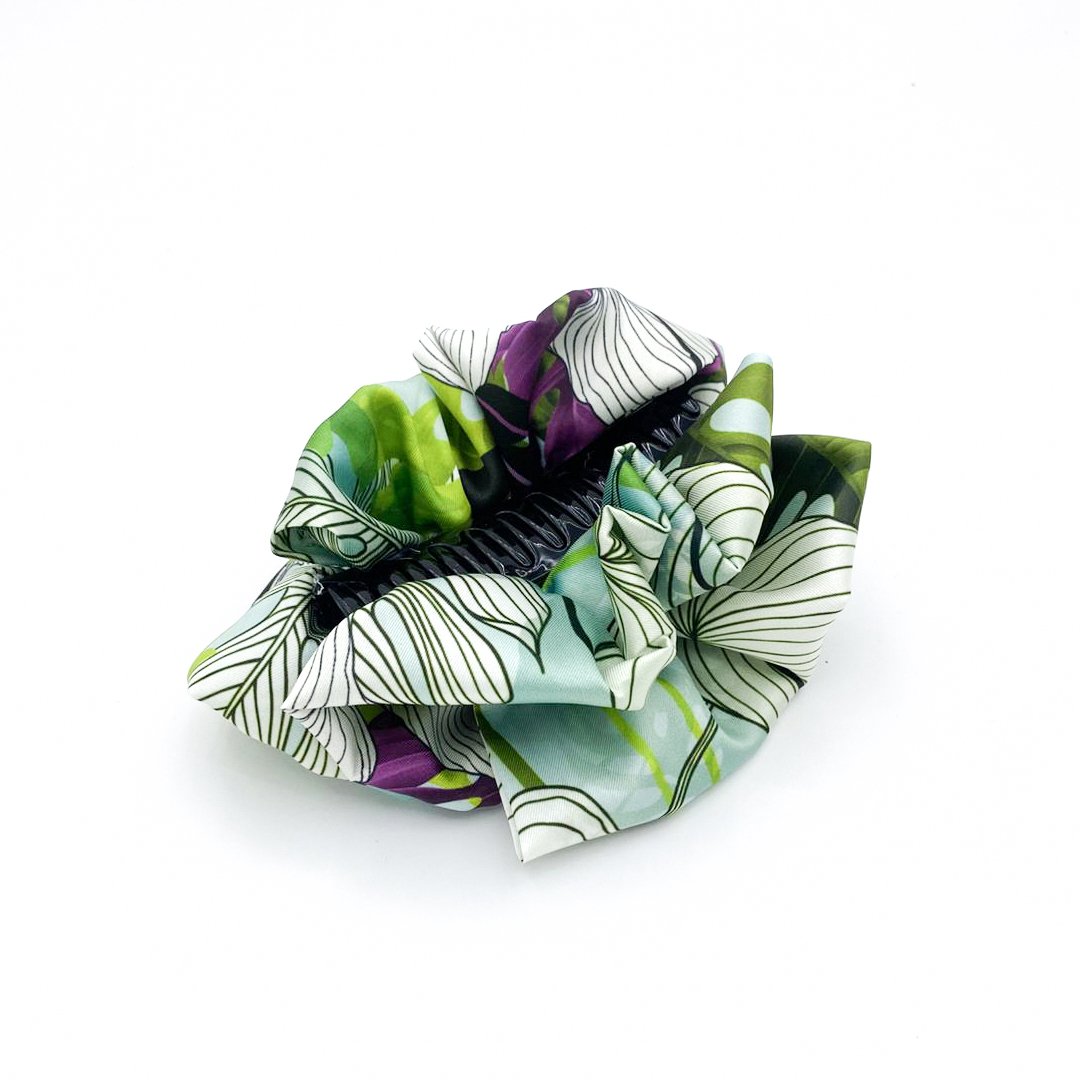 Satin hair klammer UBERTA με monstera leaves pattern σε green, mint και violet αποχρώσεις. Χειροποίητο botanical statement αξεσουάρ.