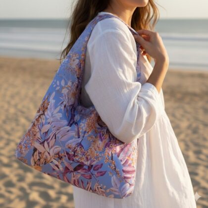 LILIAN χειροποίητη oversized σατέν τσάντα με spring floral pattern σε lila και yellow αποχρώσεις. Με εσωτερική αδιάβροχη φόδρα και μεγάλο αποθηκευτικό χώρο.