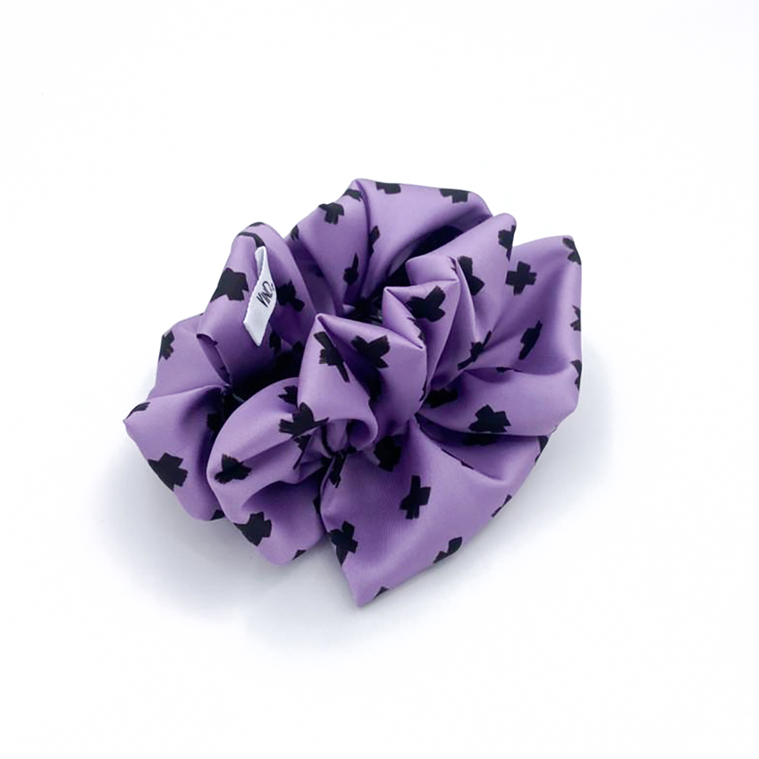 Satin hair klammer CERES με cross pattern σε black και purple αποχρώσεις. Χειροποίητο σύγχρονο statement αξεσουάρ.