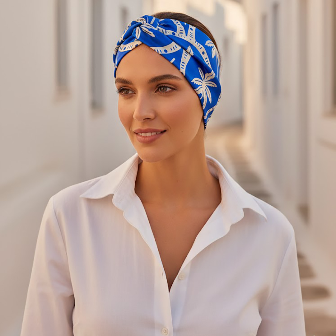 TARIFA bandana κορδέλα μαλλιών με tropical pattern χαβανέζικους φοίνικες σε royal blue και ivory αποχρώσεις. Κομψό καλοκαιρινό αξεσουάρ μαλλιών με άνετη εφαρμογή και versatile styling.
