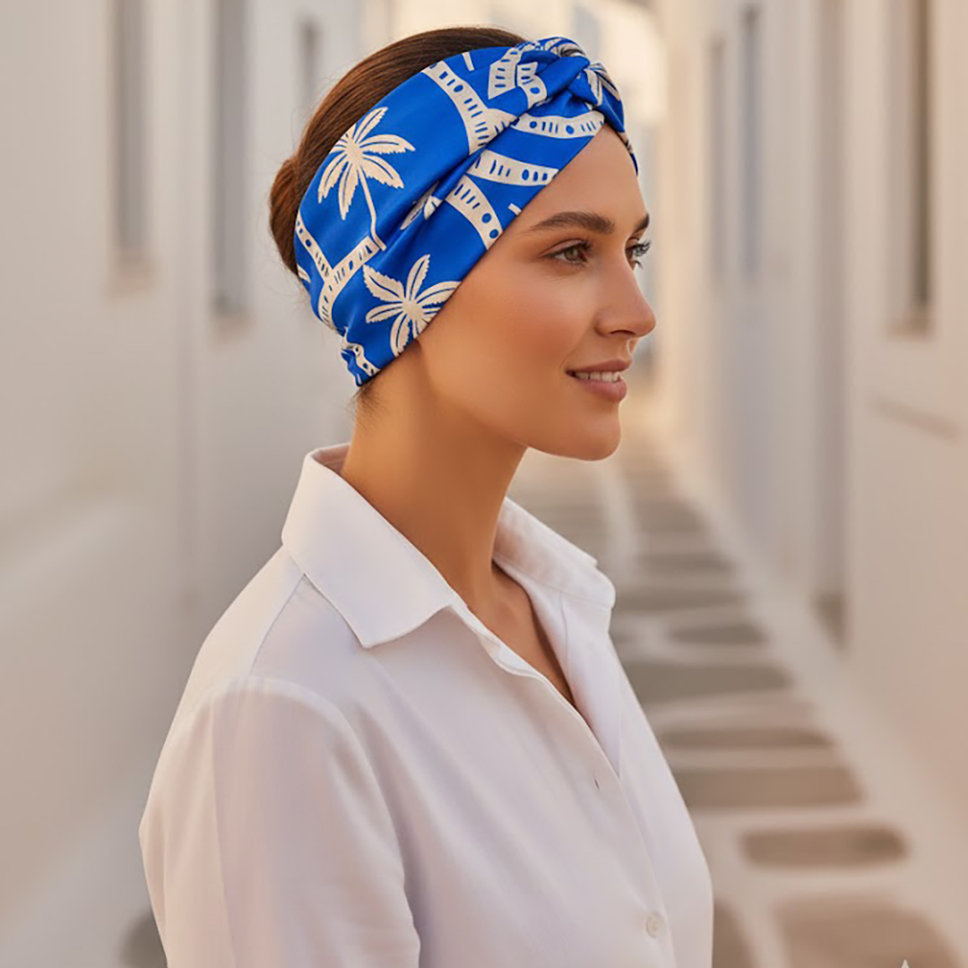 TARIFA bandana κορδέλα μαλλιών με tropical pattern χαβανέζικους φοίνικες σε royal blue και ivory αποχρώσεις. Κομψό καλοκαιρινό αξεσουάρ μαλλιών με άνετη εφαρμογή και versatile styling.