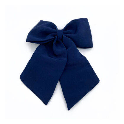 NAVY BLUE χειροποίητος φιόγκος μαλλιών από premium modal ύφασμα με μπαρέτα. Κομψό και διαχρονικό αξεσουάρ μαλλιών με απαλή υφή και σταθερό κράτημα, ιδανικό για καθημερινά και elegant looks.