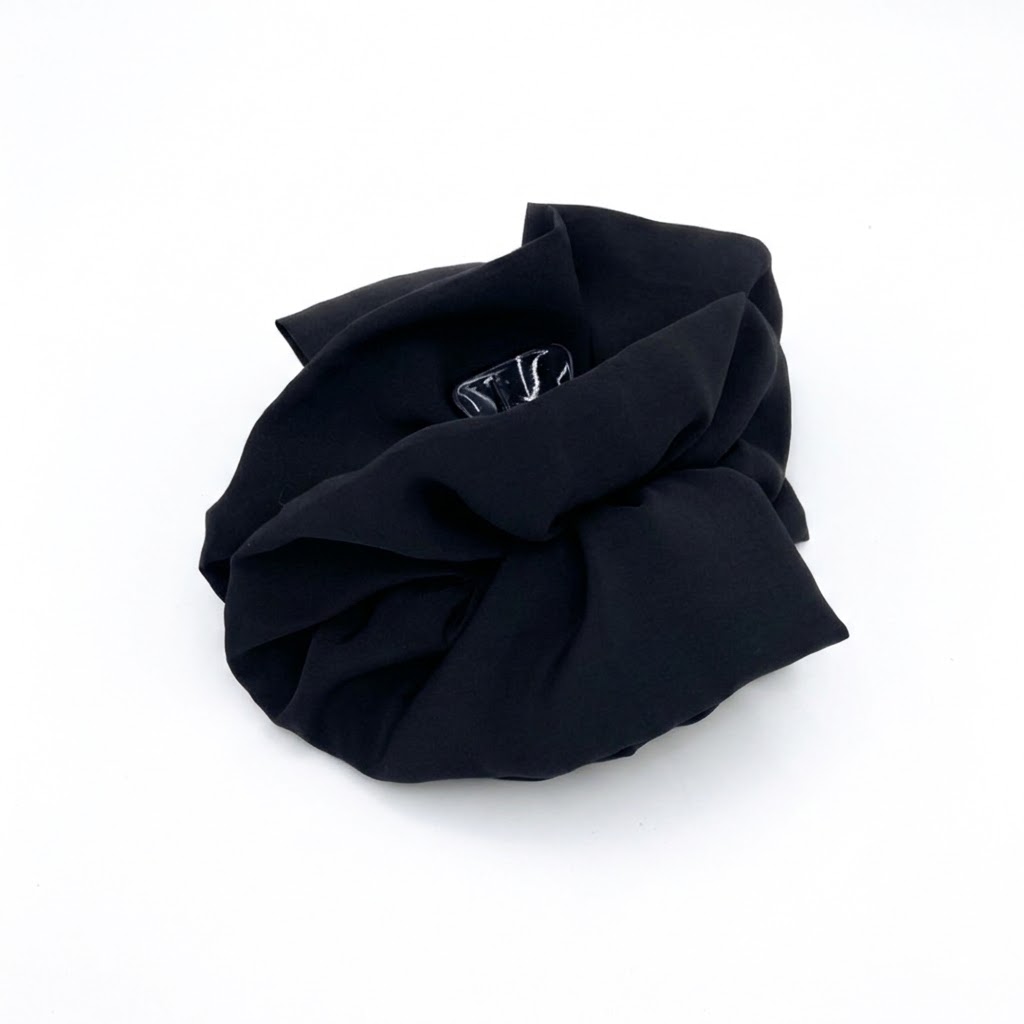 Hair klammer BLACK με μονόχρωμο ύφασμα βισκόζ. Χειροποίητο minimal μαύρο αξεσουάρ μαλλιών με ματ φινίρισμα.