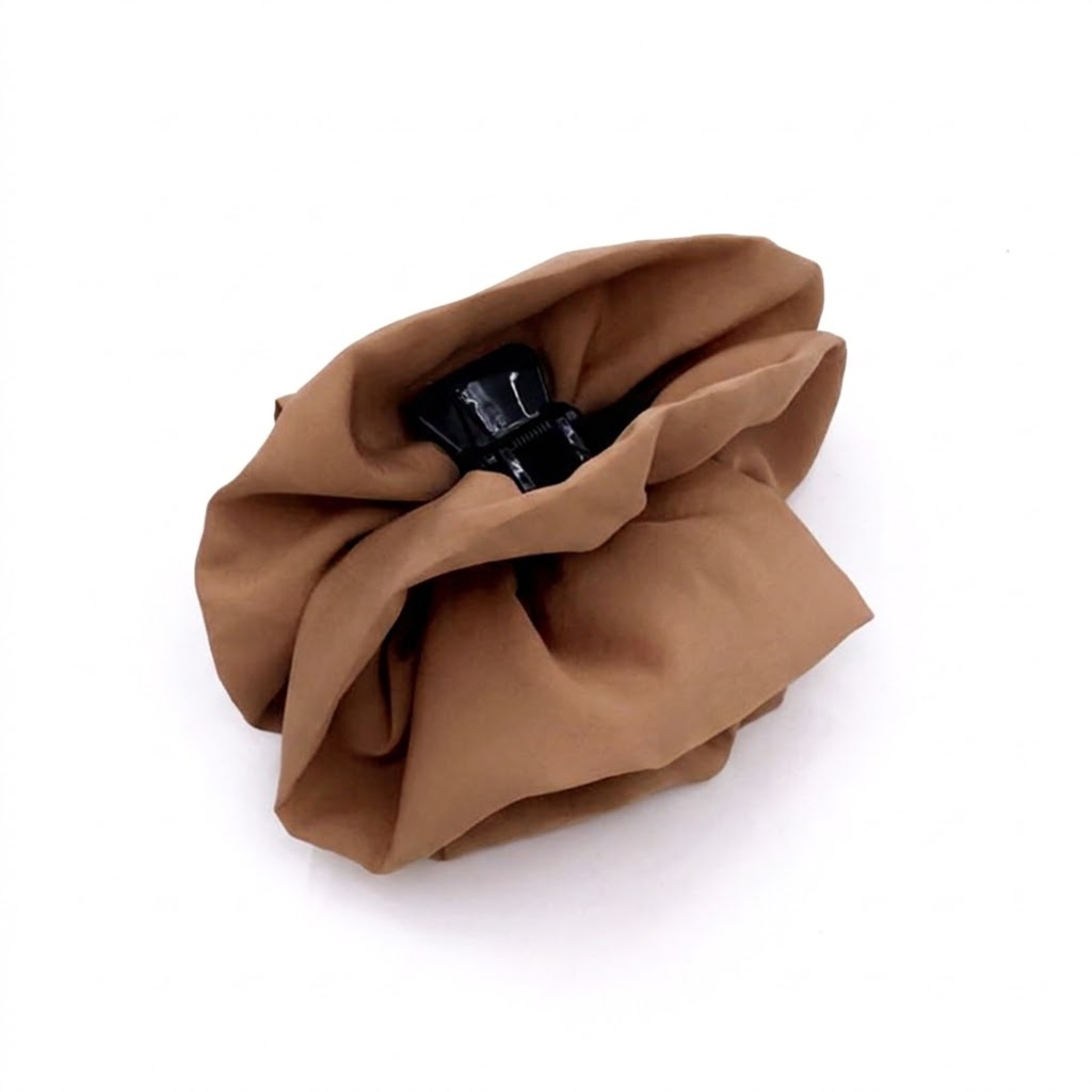 Hair klammer DESERT SAND με μονόχρωμο ύφασμα βισκόζ. Χειροποίητο μπεζ αξεσουάρ μαλλιών με φυσικό ματ φινίρισμα.