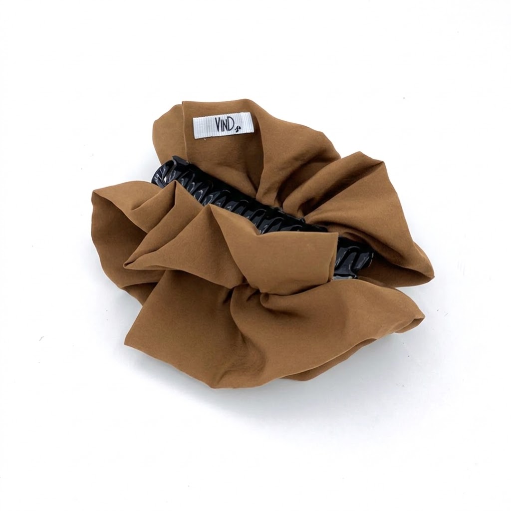 Hair klammer DESERT SAND με μονόχρωμο ύφασμα βισκόζ. Χειροποίητο μπεζ αξεσουάρ μαλλιών με φυσικό ματ φινίρισμα.