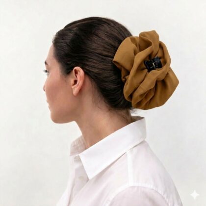 Hair klammer DESERT SAND με μονόχρωμο ύφασμα βισκόζ. Χειροποίητο μπεζ αξεσουάρ μαλλιών με φυσικό ματ φινίρισμα.