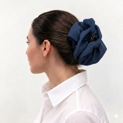 Hair klammer NAVY BLUE με μονόχρωμο ύφασμα βισκόζ. Χειροποίητο navy αξεσουάρ μαλλιών με φυσικό ματ φινίρισμα.