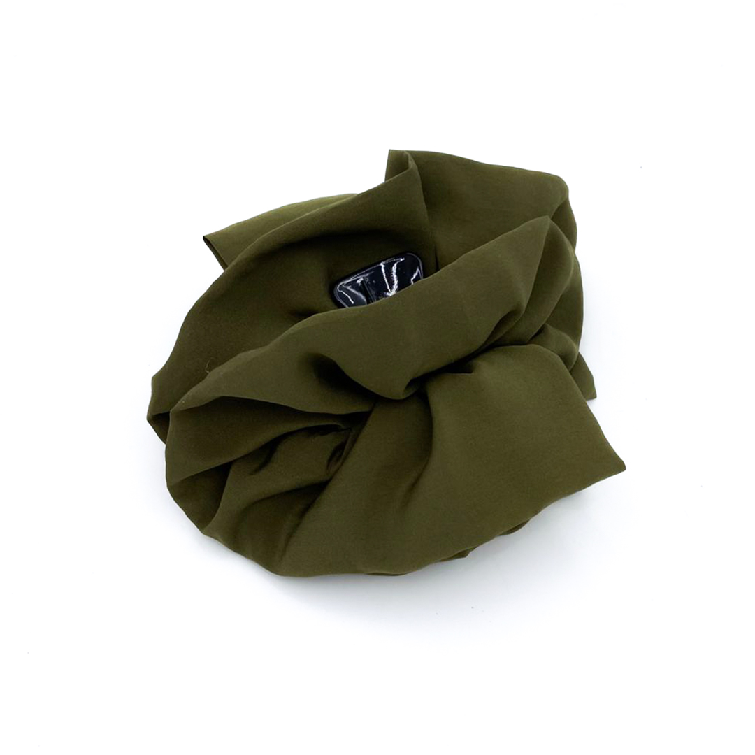 Hair klammer OLIVE με μονόχρωμο ύφασμα βισκόζ. Χειροποίητο πράσινο αξεσουάρ μαλλιών με φυσικό ματ φινίρισμα.
