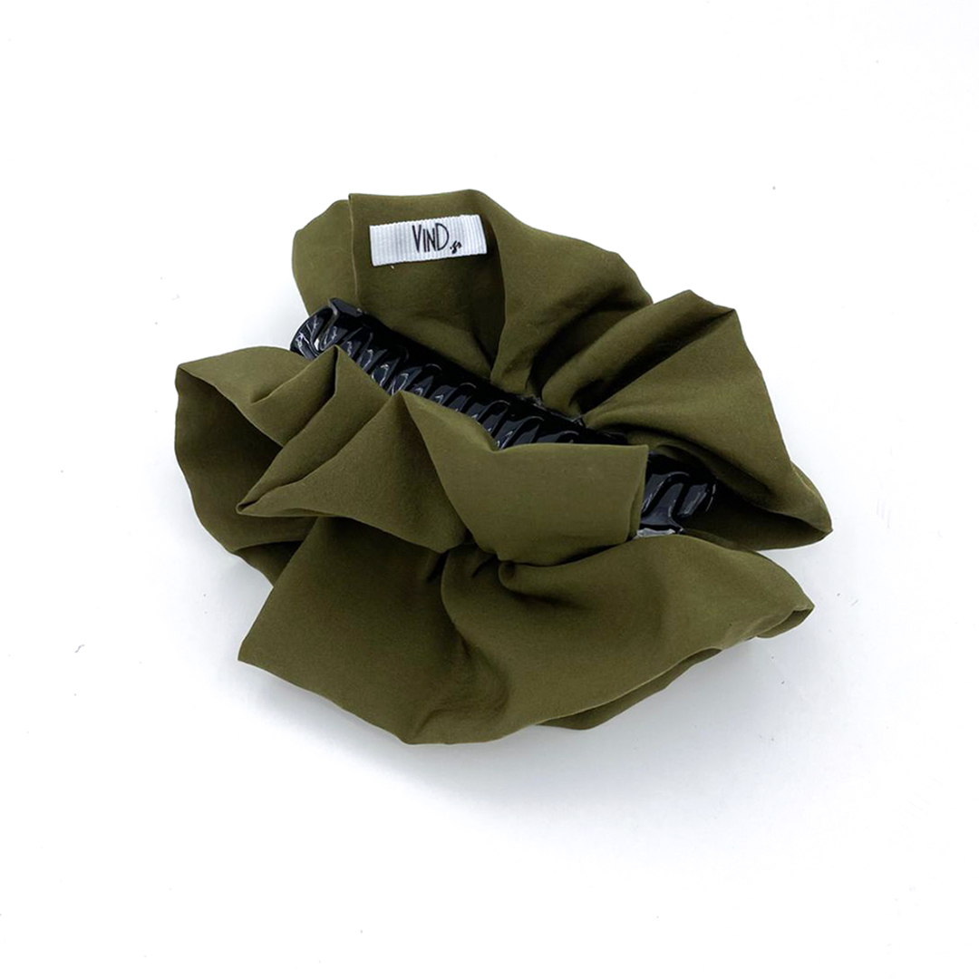 Hair klammer OLIVE με μονόχρωμο ύφασμα βισκόζ. Χειροποίητο πράσινο αξεσουάρ μαλλιών με φυσικό ματ φινίρισμα.